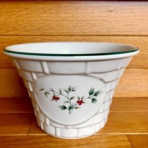 Like New PFALTZGRAFF Winterberry Basketweave Basket